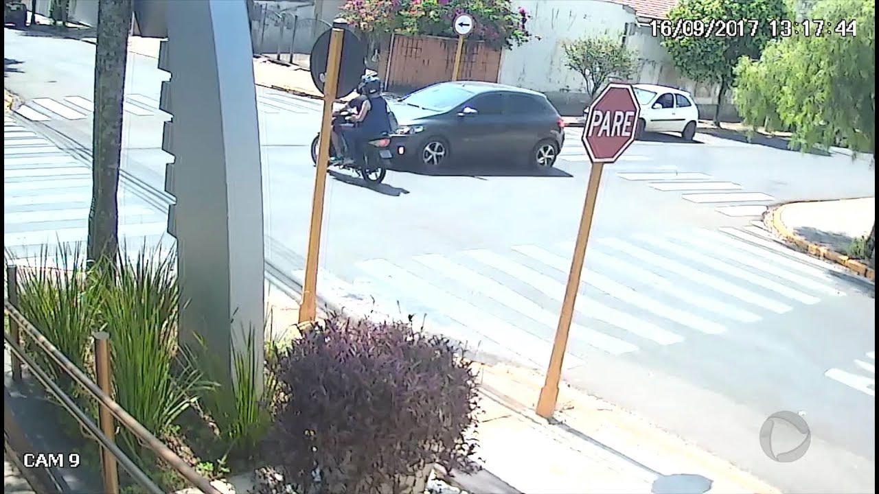 Imprudência de motoristas provoca acidentes com frequências em cruzamento de Bauru