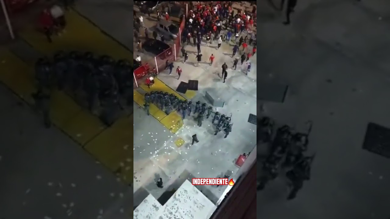 Hinchas Independiente vs. Polic&iacute;a a la salida de la cancha - Independiente vs. Boca #independiente