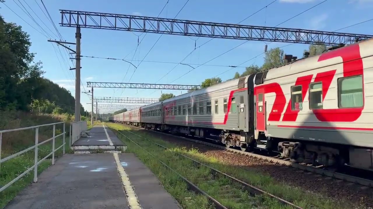 Электровоз ЭП1М-833 С Пассажирским Поездом Проходит Станцию Окская