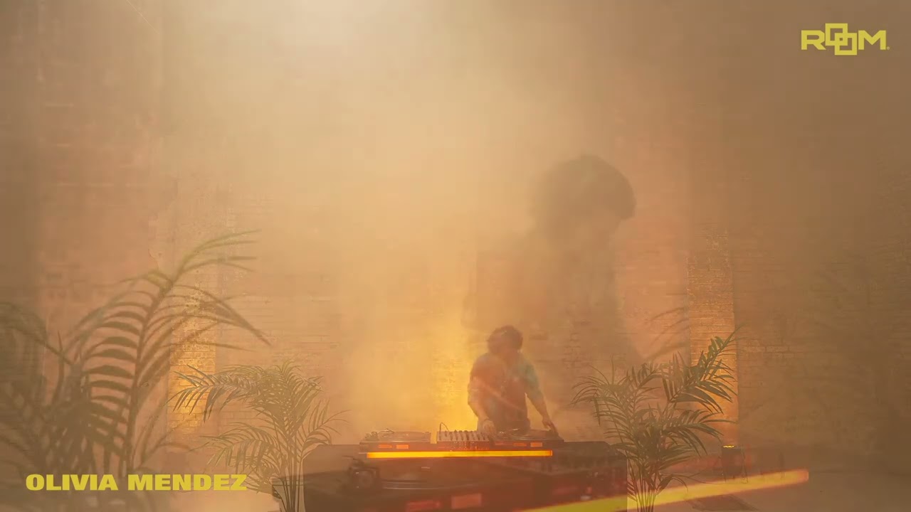 Olivia mendez  w/ @Room Lab / Room Trax