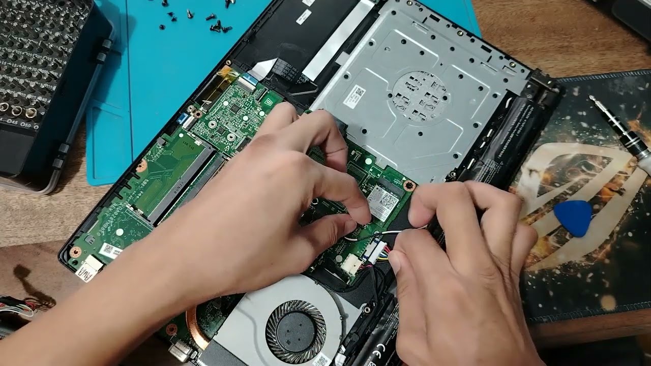 Acer Travelmate P249 Replacing Defective Battery