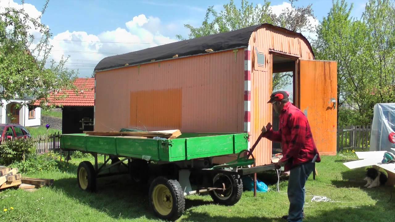 Josefine Merkatz on Tour mit Fritzi - Mai 2013, einem Bauwagen und einem Traktor