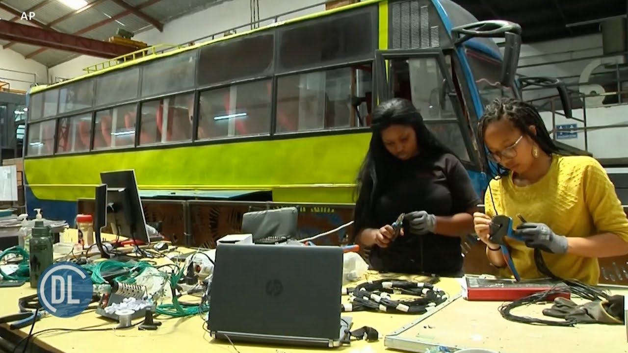 MAFUNDI GARI KENYA  WAANZA KUBADILI IJINI ZA BASI NA MFUMO WA UMEME