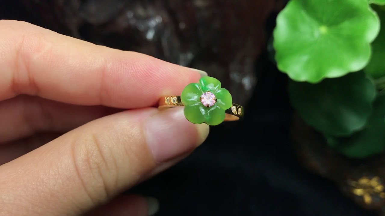 Nhẫn hoa mai ngọc bich l&ecirc;n v&agrave;ng c&aacute;ch điệu ( nephrite )