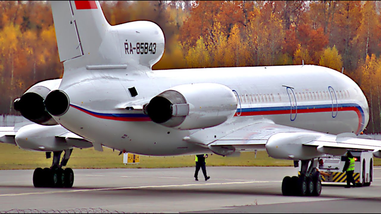 Это фантастика видеть Ту-154 в наше время. Запуск, руление и взлёт ЭМки.