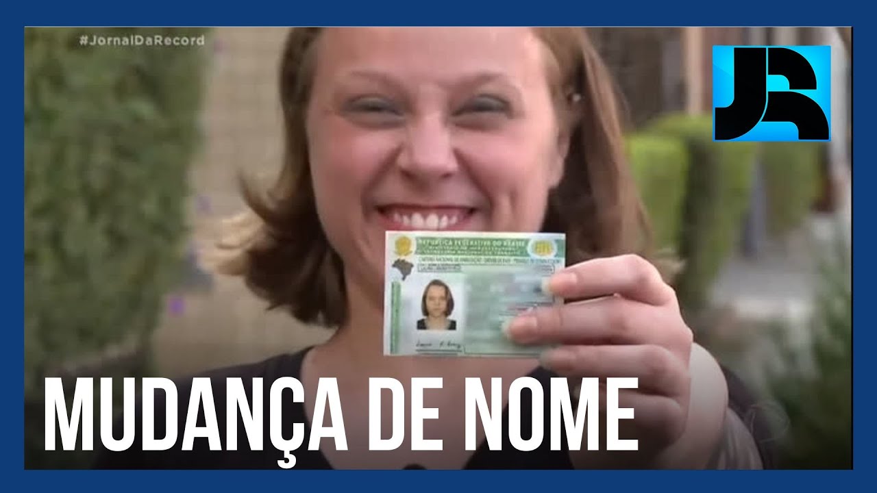 Pessoas que conseguiram mudar o pr&oacute;prio nome ap&oacute;s lei comemoram a nova identidade