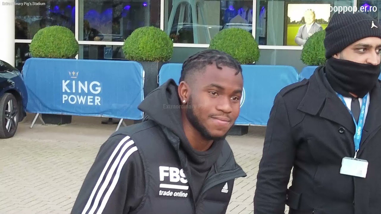 Ademola Lookman took a photo with children fan,after the match Leicester City vs Chelsea 20211120