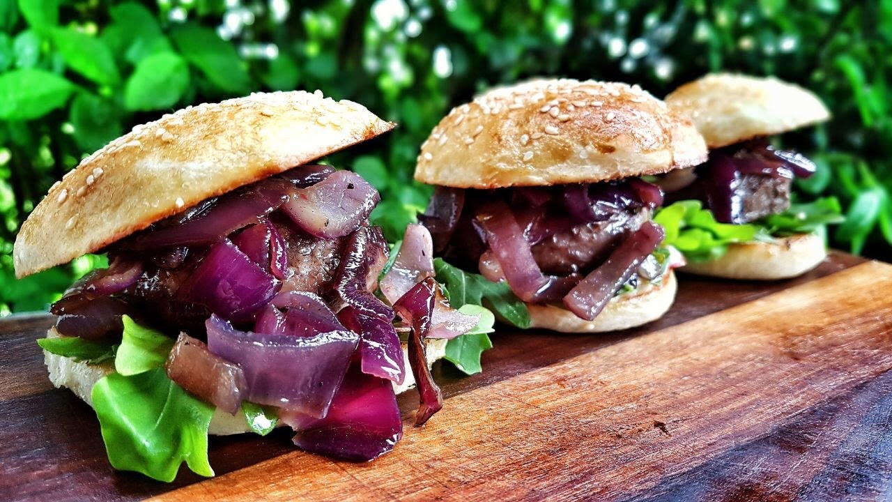Mini-Burger mit Chili-Knoblauch-Mayonnaise & Ahornsirup-Zwiebeln