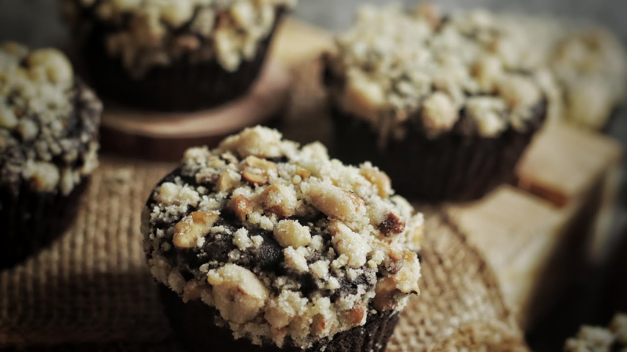 Chocolate Muffins with Walnut Crumble