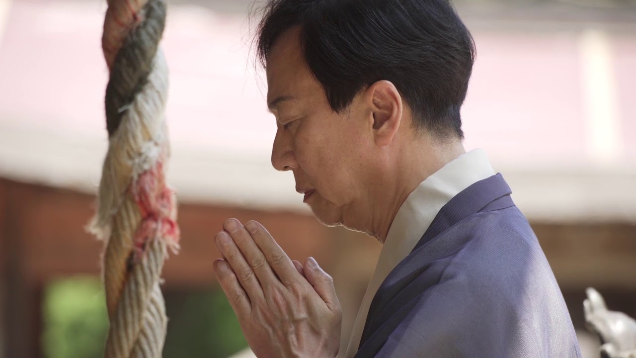 坂東玉三郎、妙成寺の境内にて