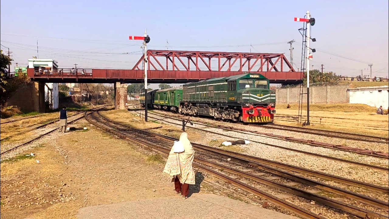 Jaffer Express spectacular curvy entry at Rawalpindi railway station|RailWithKashif 