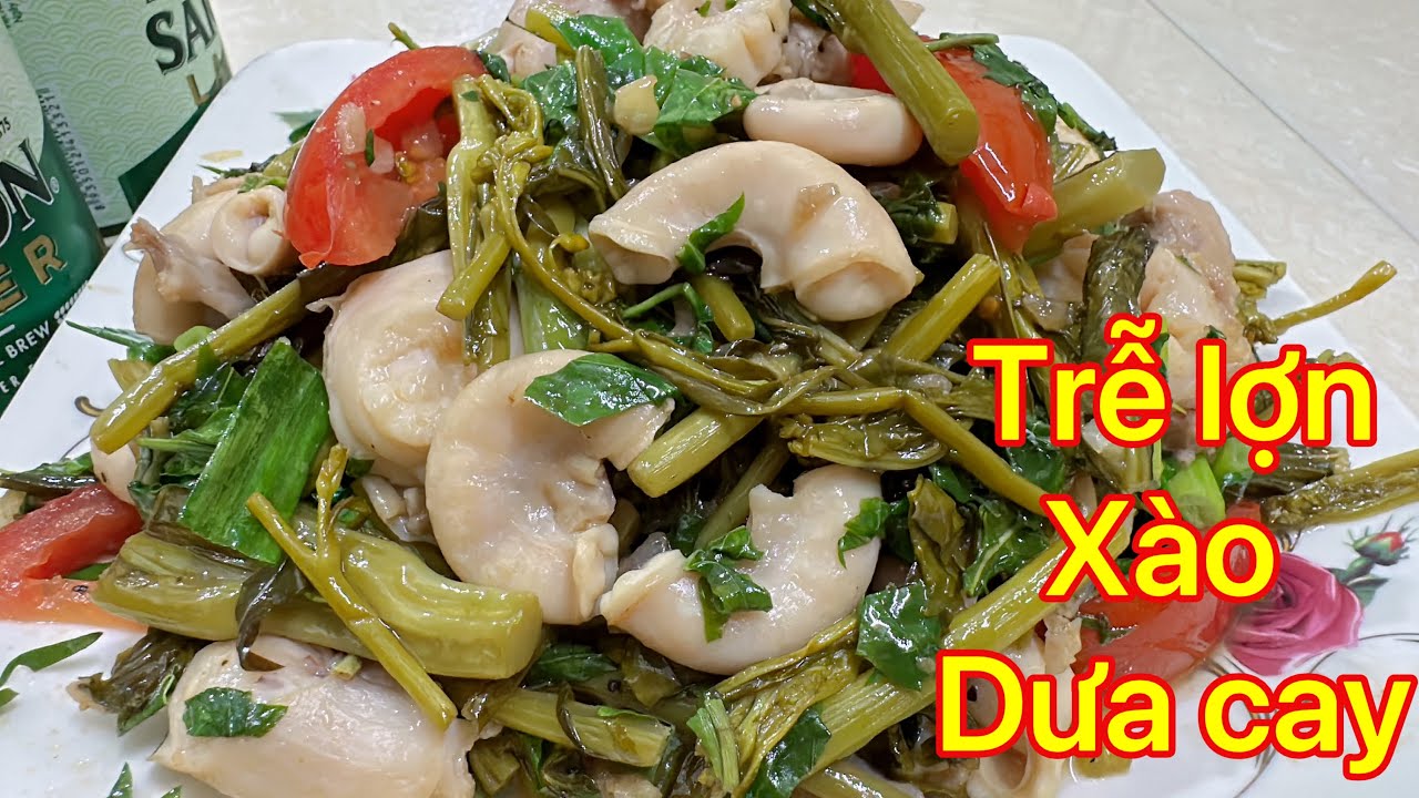 Trễ lợn xào với dưa cay ở quán Bếp Của Em, xào kiểu này ăn rất ngon.