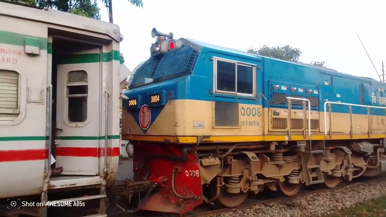 711 down Upokul Express living Chowmuhani Railway station Locomotive(3004)...🇧🇩🇧🇩🇧🇩😞💥🙏👍👍