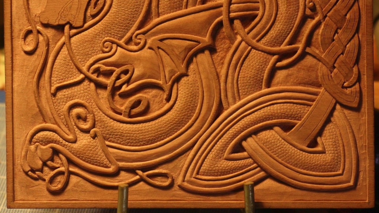 Bas relief dragon sur poirier