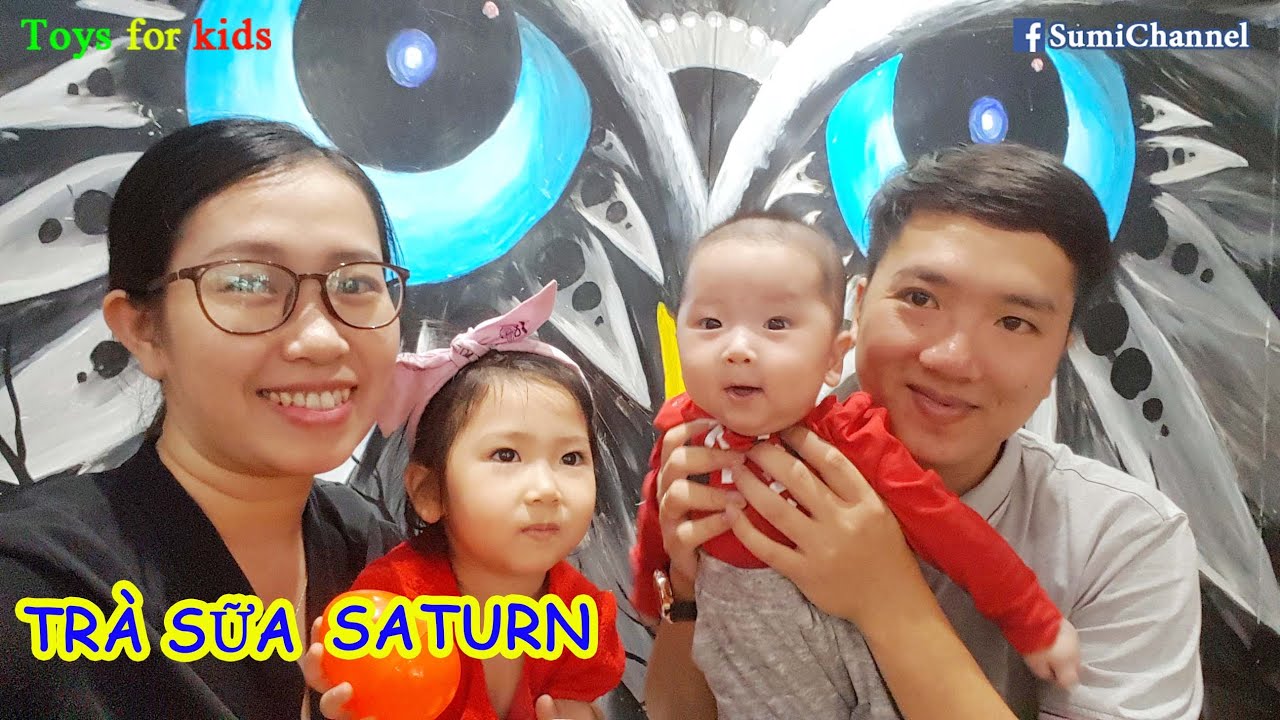 Bé Sumi Và BimBim Cùng Bố Mẹ Đi Uống Trà Sữa Cuối Tuần - Khám Phá Quán Trà Sữa SATURN