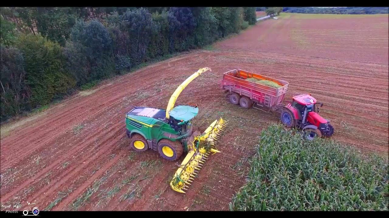 Ensilage mais 2017 (Aisne). John Deere 8600 en 12 rangs avec 4 Case IH à la bennes.