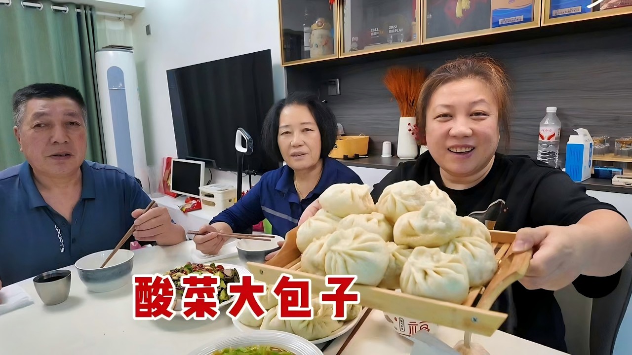 【160斤大龄女】蒸两锅酸菜馅大包子，吃的一个接一个，家里做的饭，吃着就是香