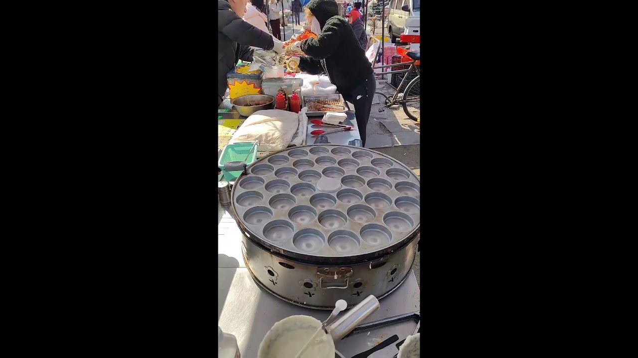 Live broadcast of street food specialties and fruit delicacies