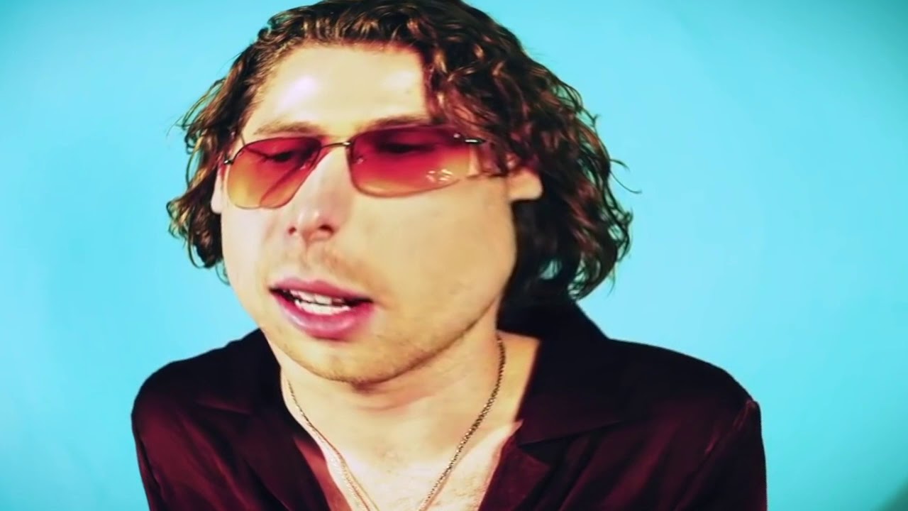 luke hemmings being himself for 2 minutes straight