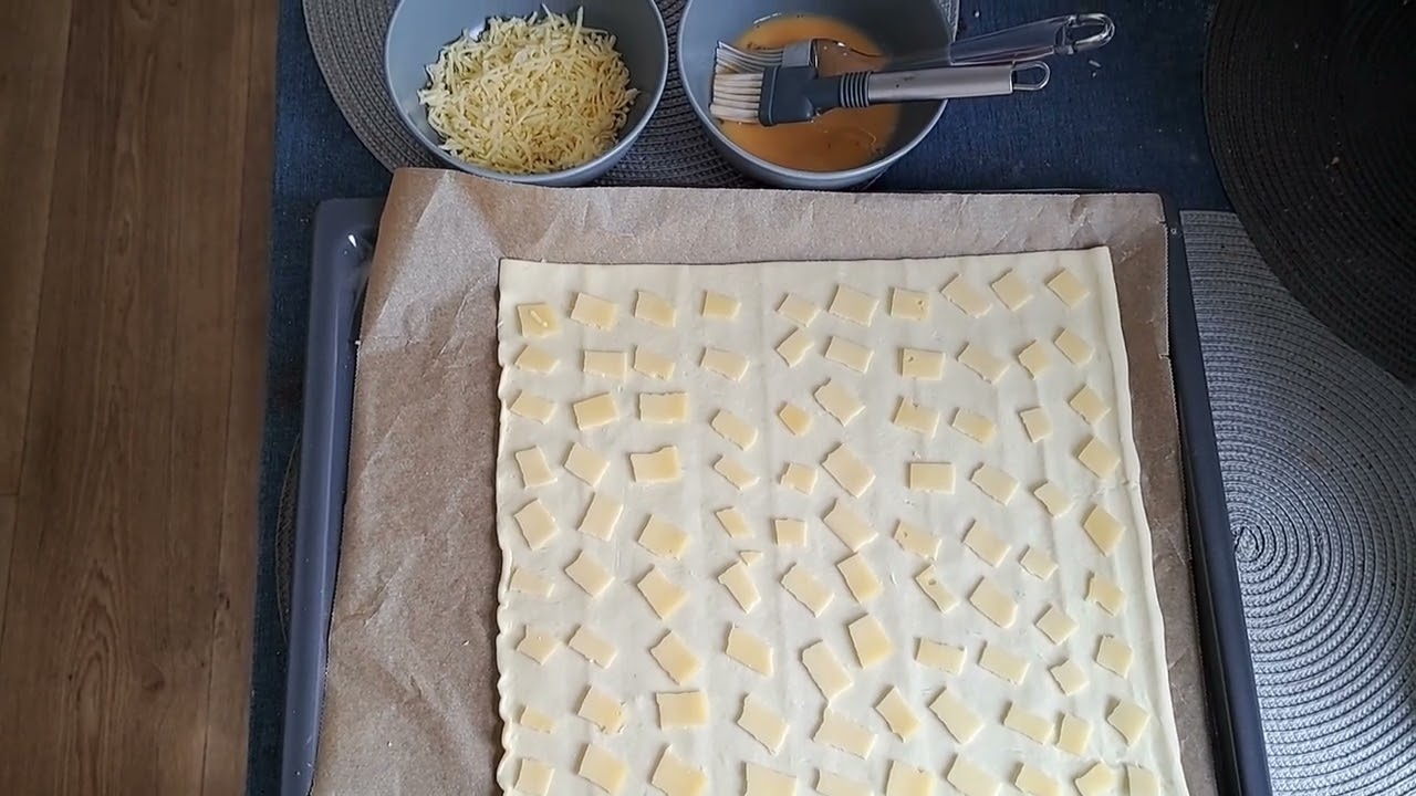 De Thuisbakker heeft de kaas in stukje gemaakt en het kortdeeg belegd 15-6-2024