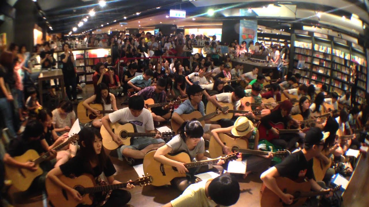 四分衛Quarterback  百人彈唱 '起來Up' Hundreds of people playing guitar