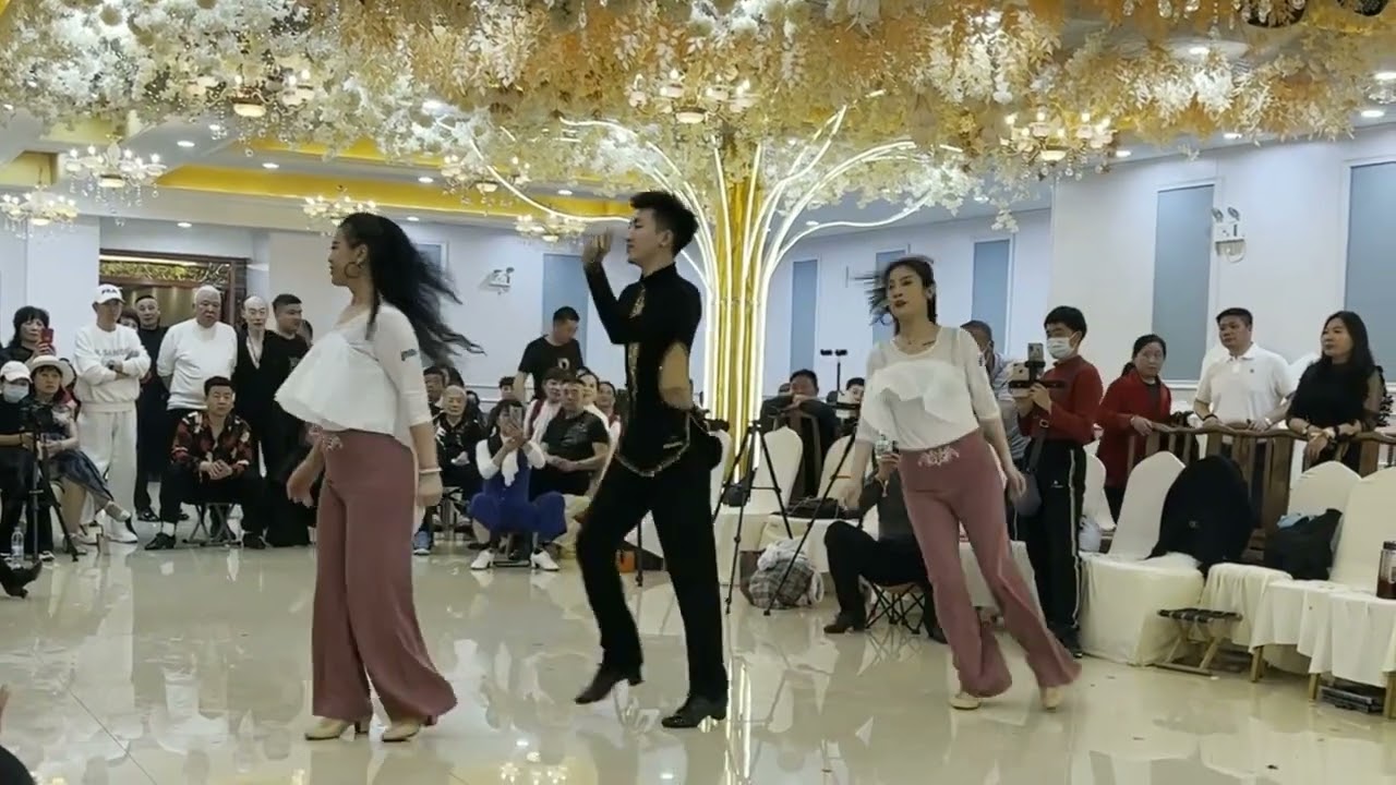 母子三人在酒店为粉丝们表演吉特巴舞，很美很精彩
