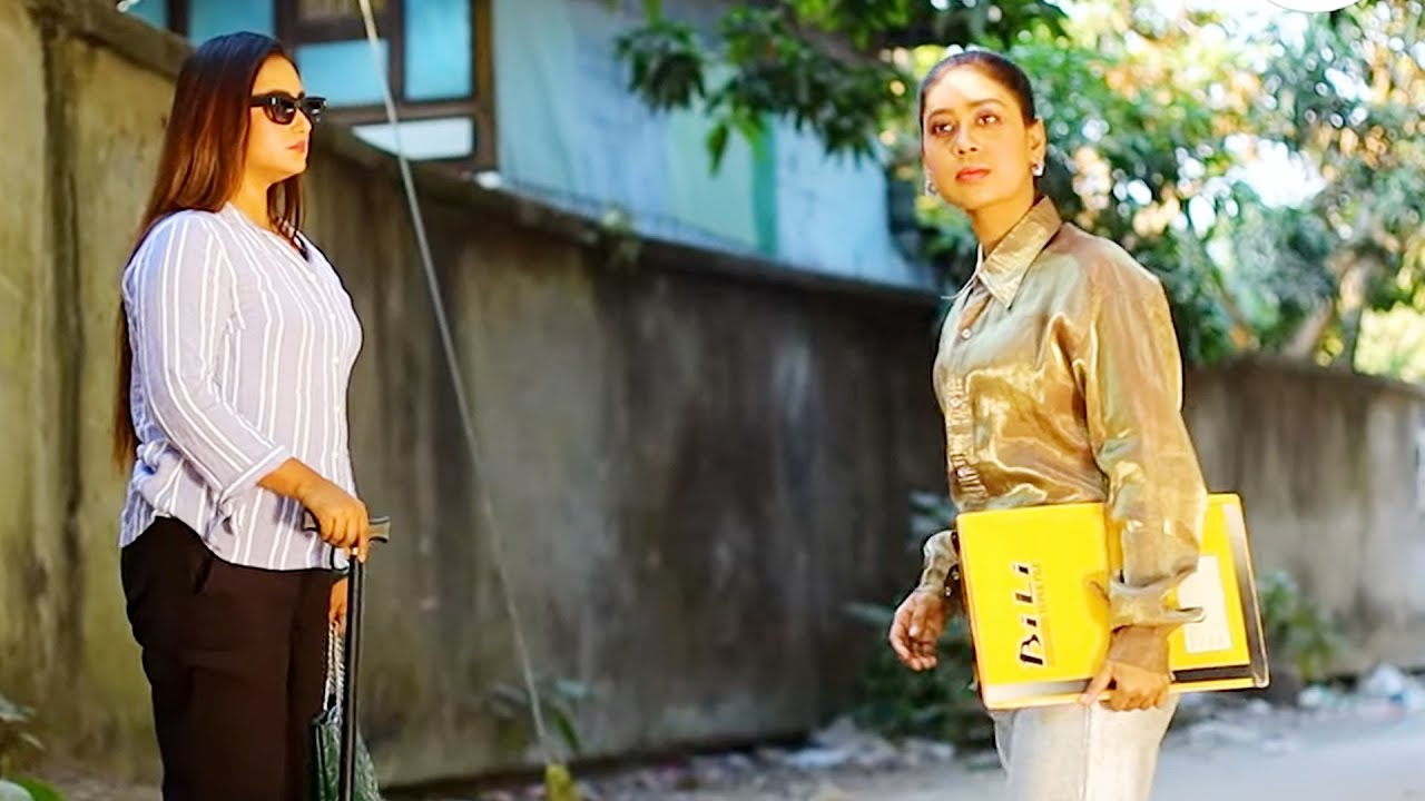 রাস্তায় ছদ্মবেশে অফিসের মেডাম। অতঃপর
