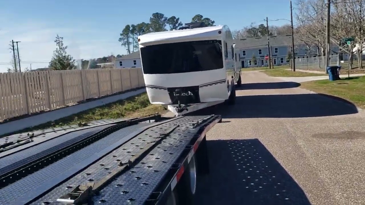Happy New Year, bye 24 Hello 25. RV Transport #rvtransport #rvtransporter #campercartel #shipshe