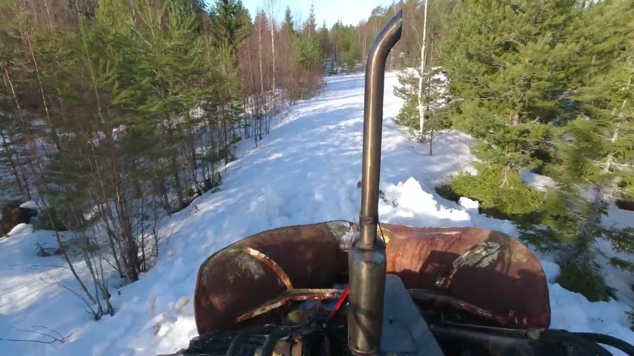 Huddig 960c6 tar upp skogsväg