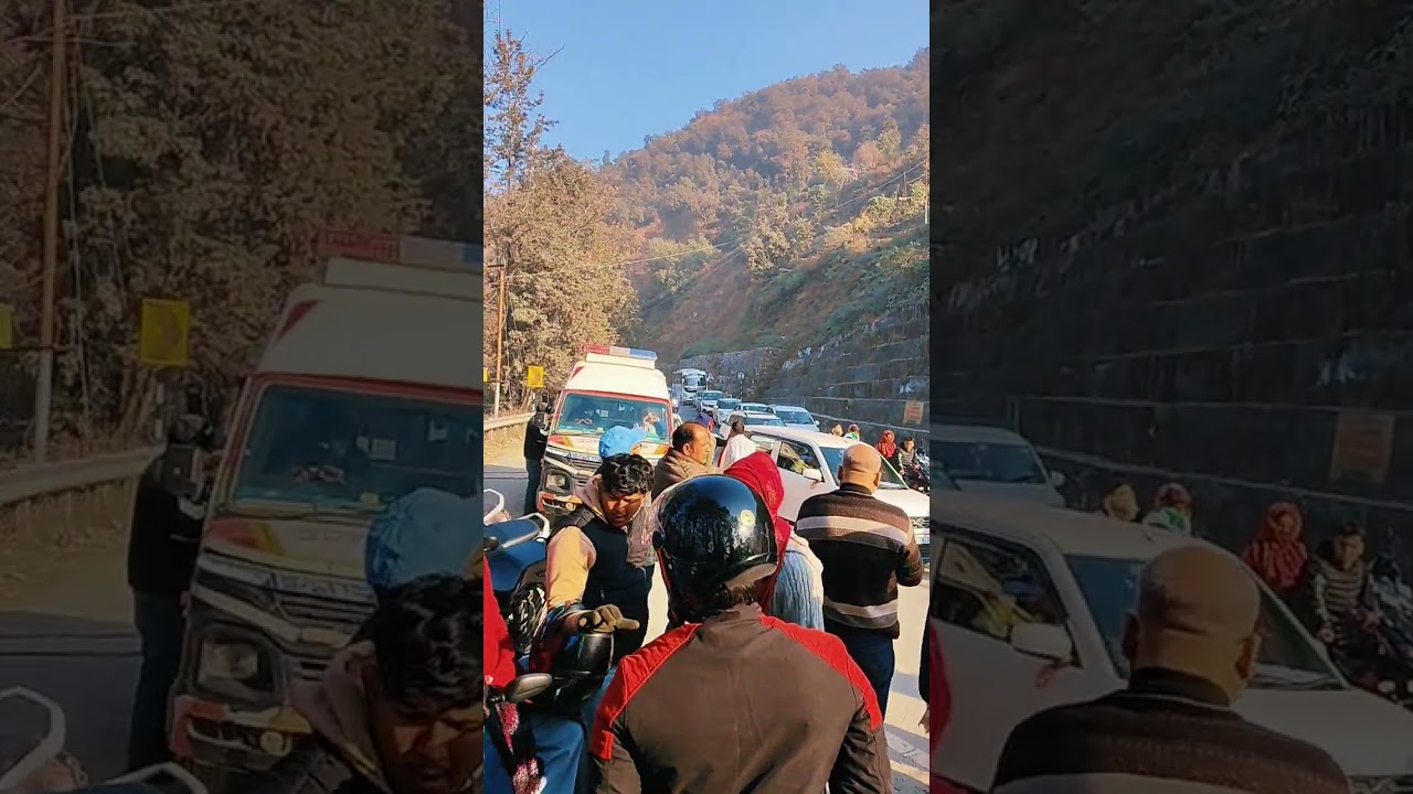 ये क्या हुआ बीच रोड पर। 