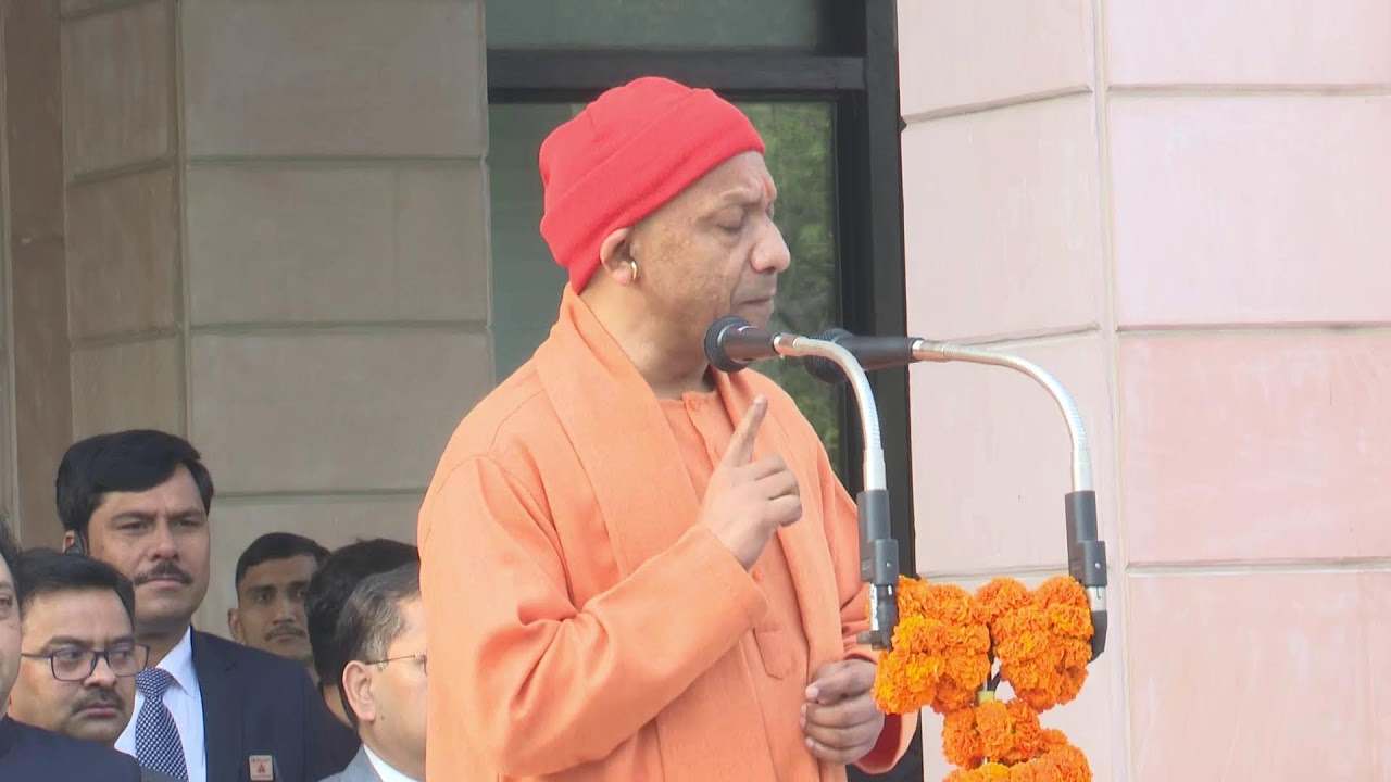 77वें गणतंत्र दिवस पर लखनऊ स्थित अपने सरकारी आवास पर ध्वज फहराते मुख्यमंत्री योगी आदित्यनाथ जी