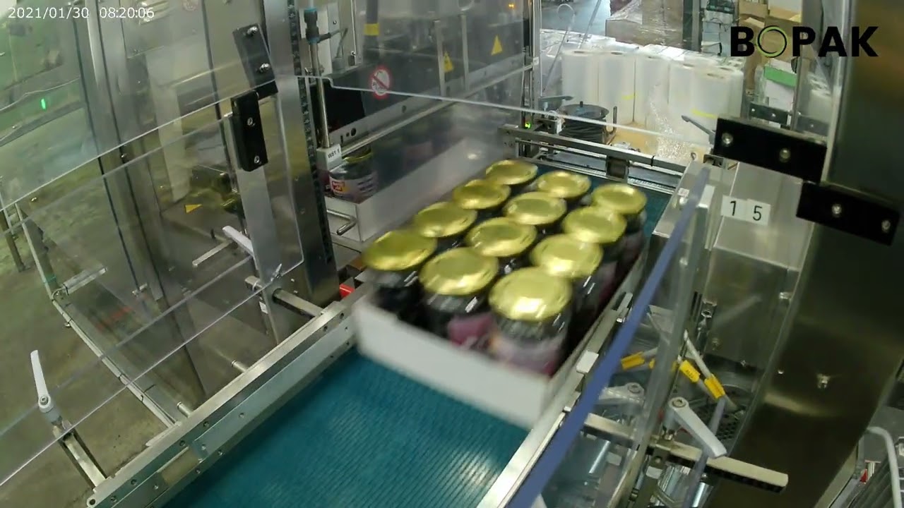 Fardeleuse Autopack opéré par Bopak mise sous film de barquettes avec bocaux en verre, arrivée à 90°