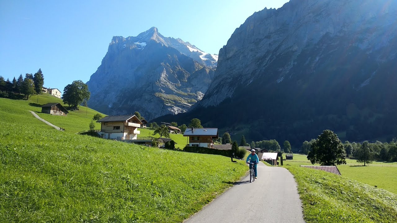 Tour in bici in Svizzera. Meiringen, Interlaken, Lauterbrunnen, Wengen, Grindelwald