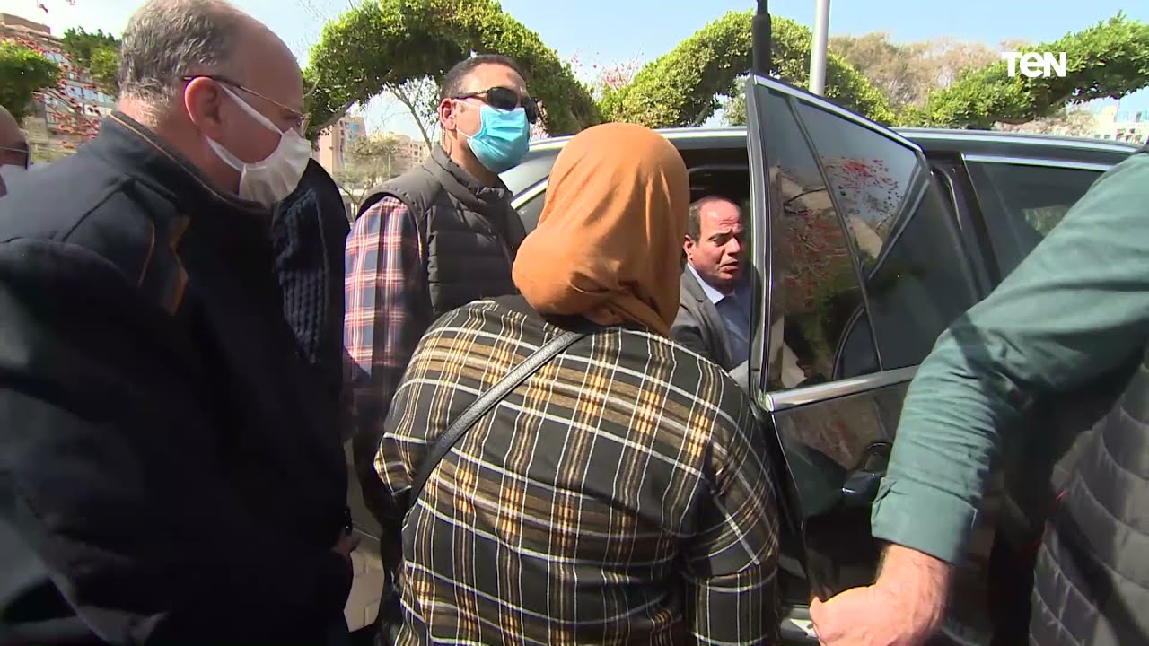 سيدة توقف السيسي في الشارع لتشتكي له من قانون الأحوال الشخصية.. شاهد كيف رد الرئيس عليها