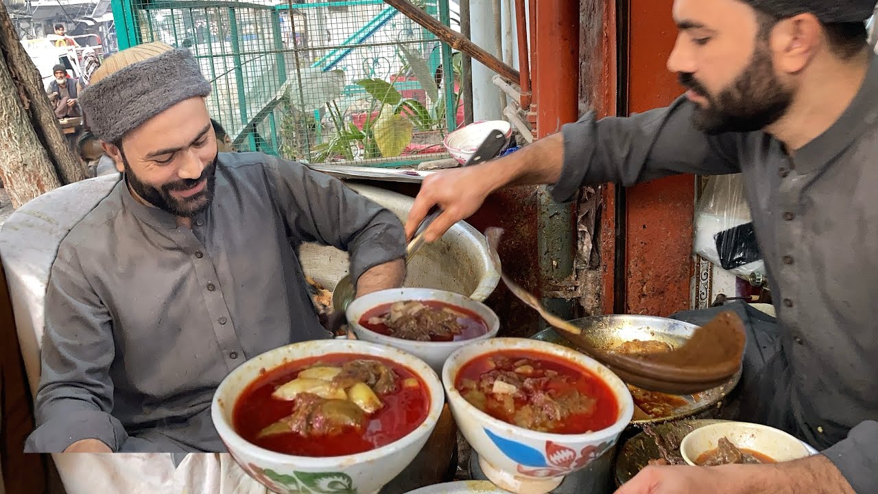 🤫 60 YEAR'S OLD ROAD SIDE SIRI PAYE BREAKFAST IN PESHAWAR | ASIAN STREET FOOD PAKISTAN