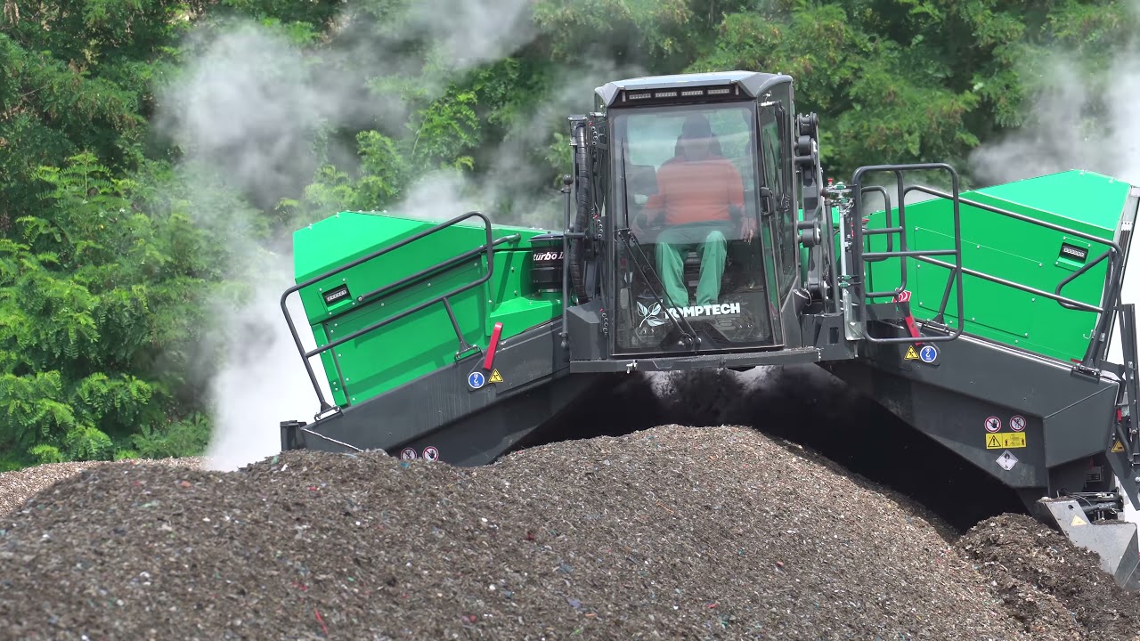 Komptech Topturn X5000 virando a leira.