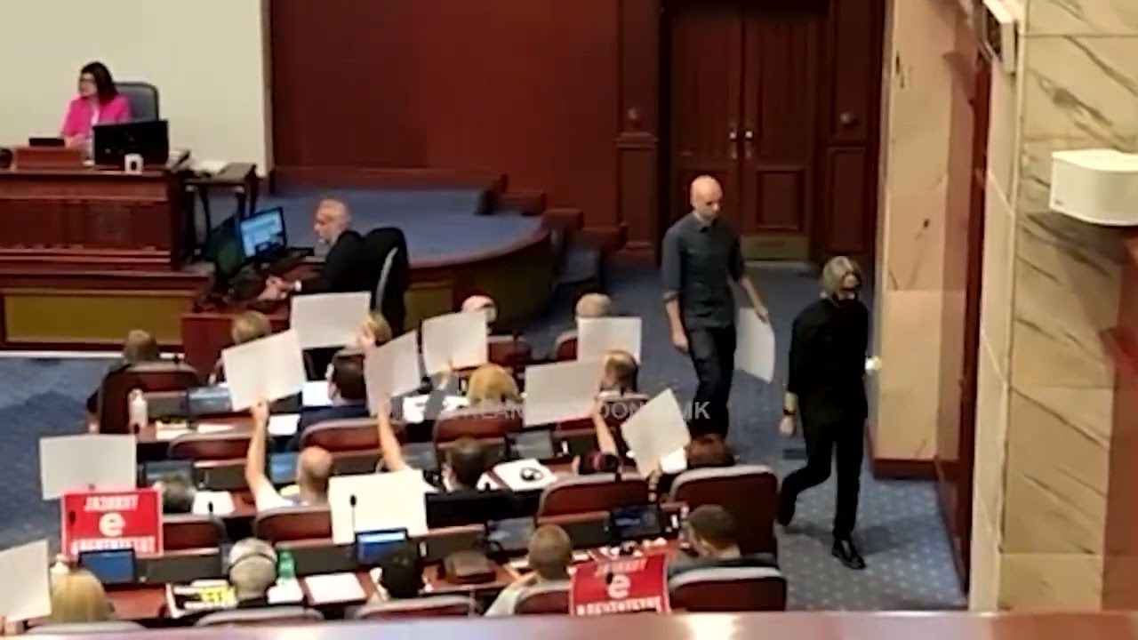 Derisa Von der Layen flet, Apasiev e l&euml;shon seancen n&euml; shenj&euml; proteste