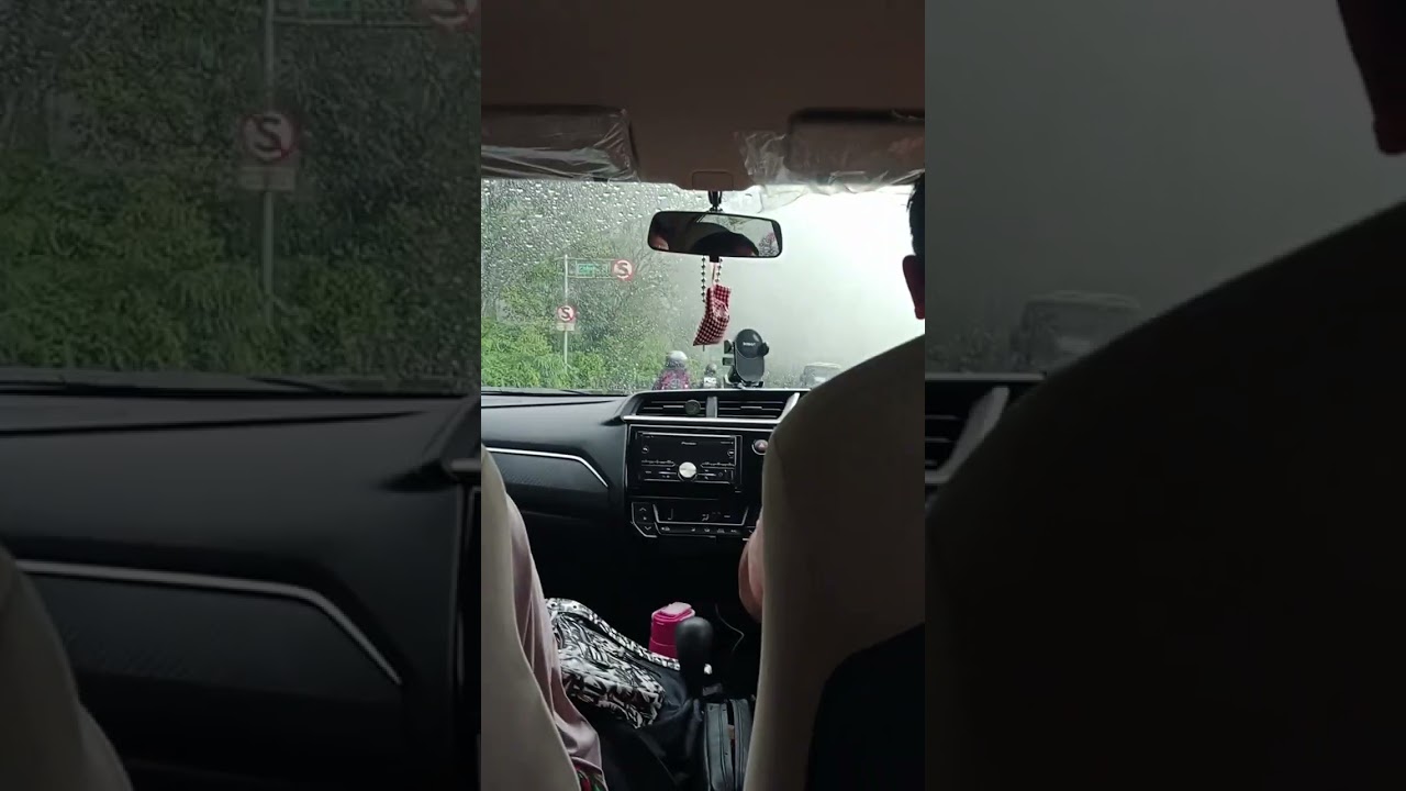 Dijalan hampir kabut semua untung lama lama ilang