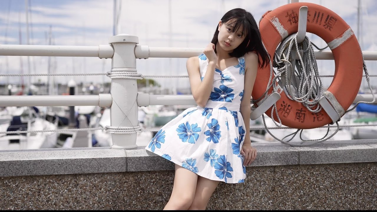 江の島ヨットハーバー、ノースリーブワンピースでポートレートモデル撮影の様子です。モデルは姫華