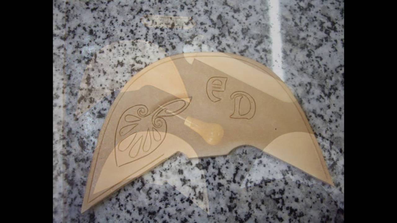 Fabrication d'un étui de demi lune 125 mm en cuir.