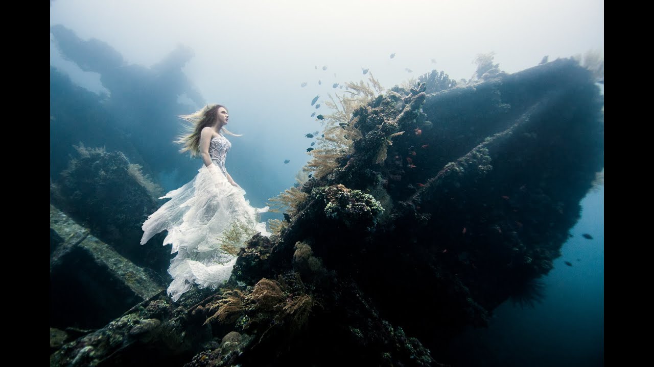 I tide a model 30m underwater, in a shipwreck, in Bali - (2013)