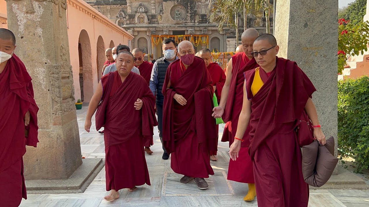 གནས་མཆོག་རྡོ་རྗེ་གདན་གྱི་བྱང་ཆུབ་ཆེན་པོའི་མཆོད་རྟེན་ལ་མཆོད་མཇལ་དུ་ཕེབས་པ།