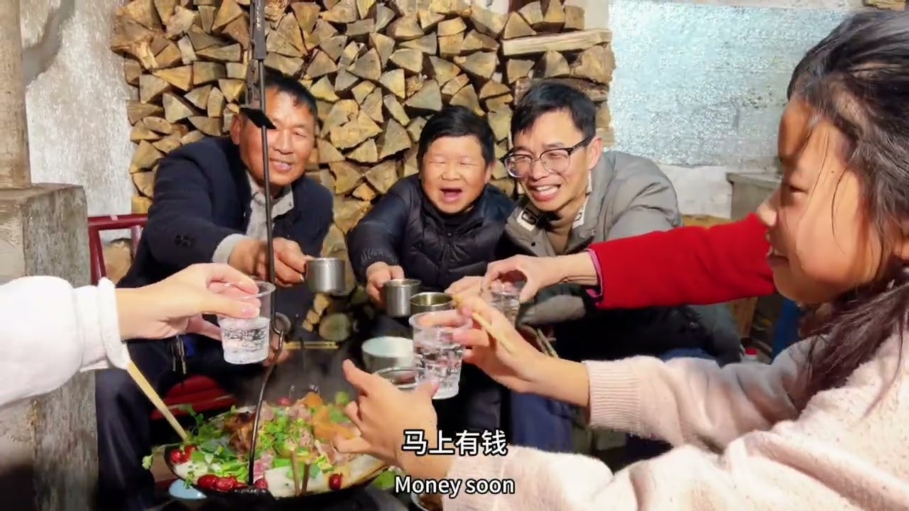 欢欢喜喜过大年，大吊锅加上炒菜，一顿年夜饭，一家人的幸福