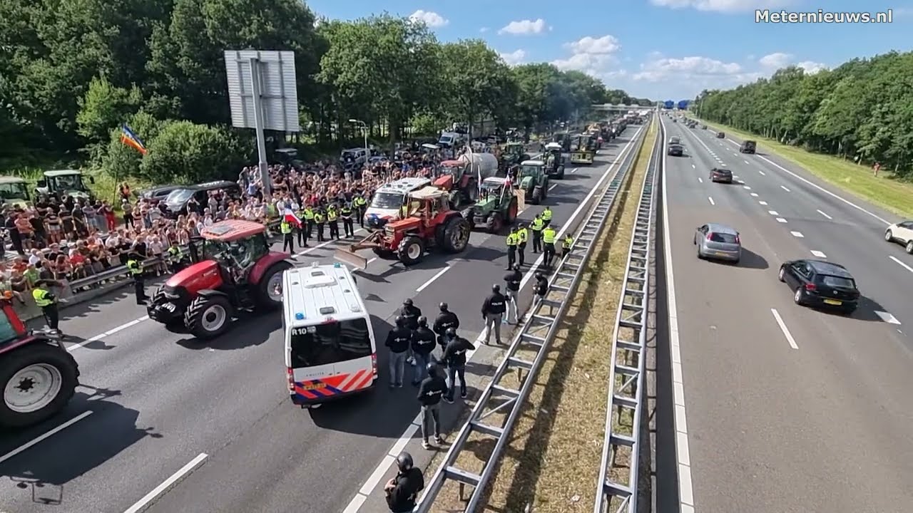 Boeren verlaten onder grote belangstelling A28 bij Staphorst