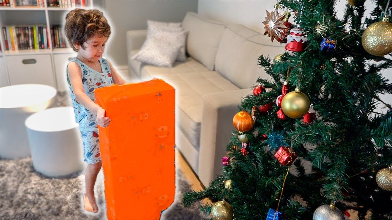 Paulinho e Toquinho Abrindo PRESENTES de NATAL com Família - Brinquedos da Patrulha Canina e etc.