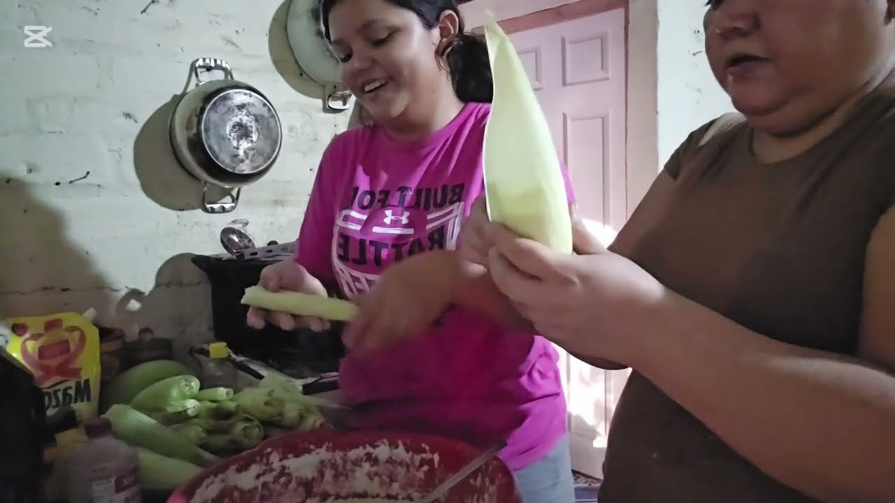 Enseñandole aser tamales de elote a mi katita y tortitas 🥰🥰