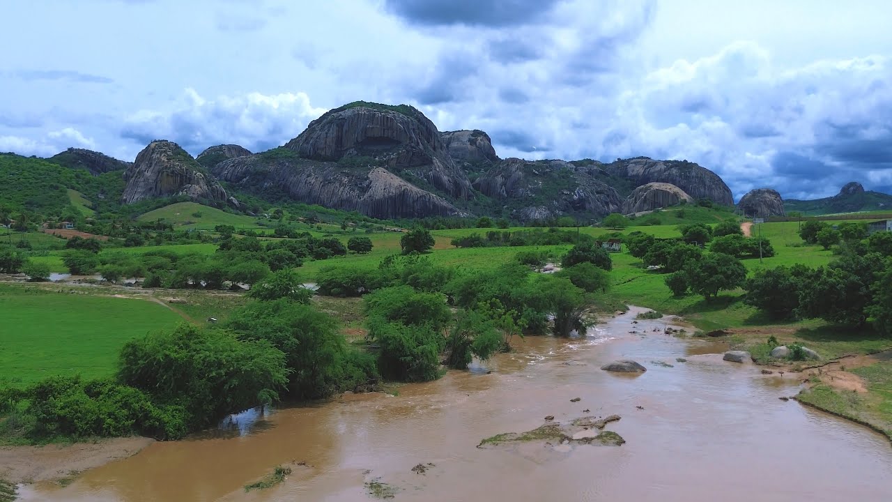 Vôo de drone no rio calabouço a onde a forte correnteza da água derrubou uma árvore enorme 