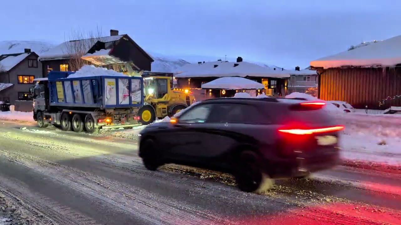 ❄️🚛🚜Volvo L90H Removing Snow on Site #snowremovalequipment #snowremoval #volvo #equipment #loader 