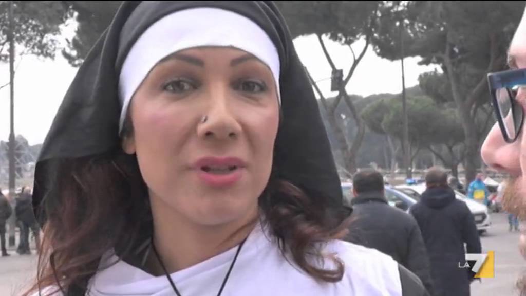 Efe Bal al Family Day travestita da suora