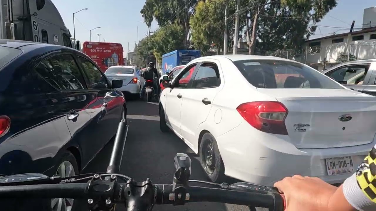 Ciclista provoca caos vial en la cdmx